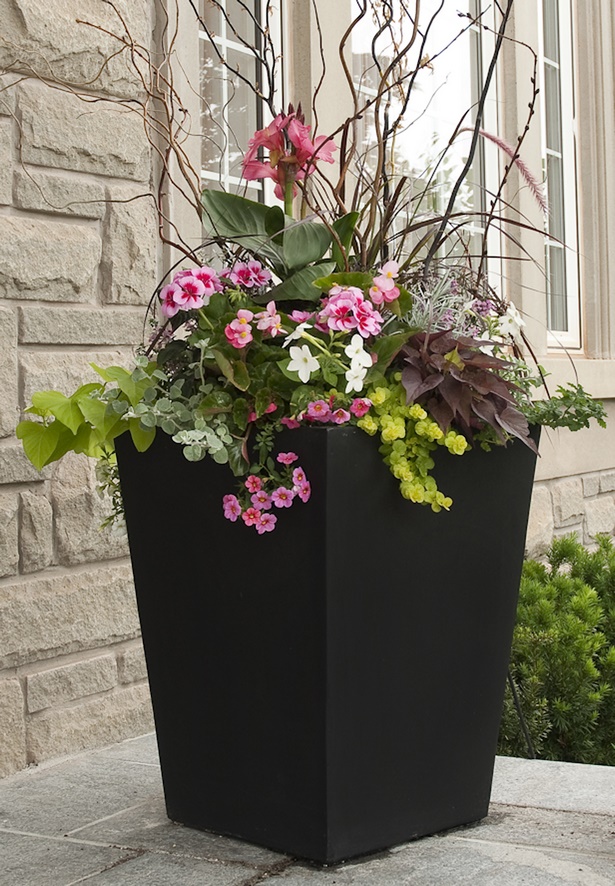 outdoor-flower-arrangements-planters-77_9 Градински аранжировки за цветя