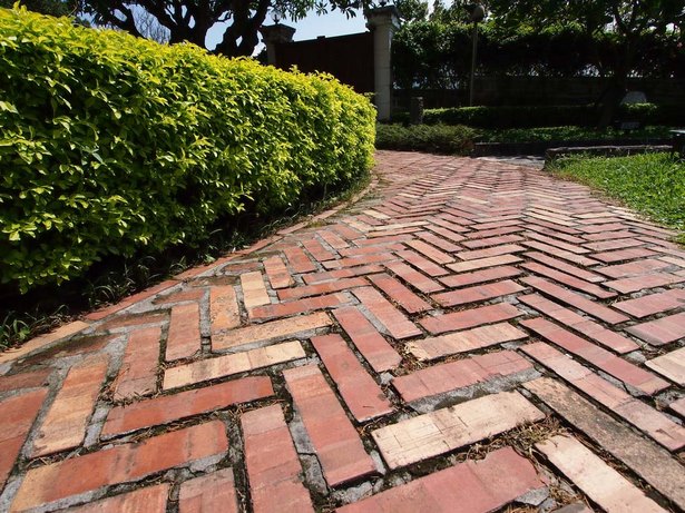brick-garden-path-ideas-36_8 Идеи за тухлена градинска пътека