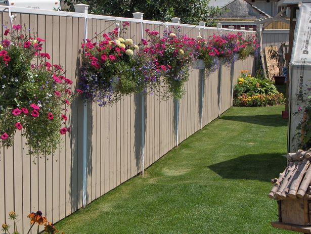Украсете задния двор ограда