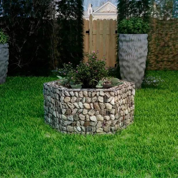 small-yard-landscaping-with-rocks-54_13 Малък двор озеленяване с камъни