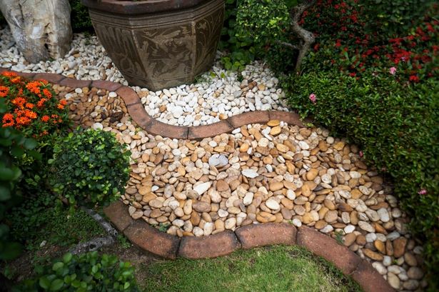 small-yard-landscaping-with-rocks-54_9 Малък двор озеленяване с камъни