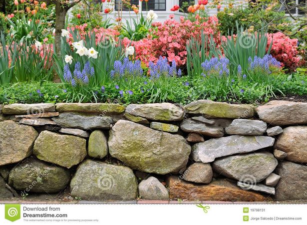 Каменни градински стени дизайн