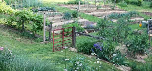 vegetable-garden-path-ideas-15_10 Идеи за зеленчукова градина