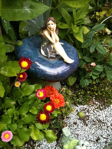 fairy-garden-decorating-ideas-45_13 Приказна градина декоративни идеи
