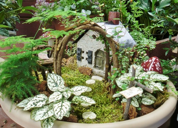 fairy-garden-ideas-for-small-spaces-61_17 Приказни градински идеи за малки пространства