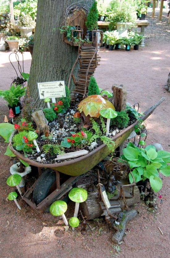 fairy-garden-in-wheelbarrow-25 Приказна градина в количка