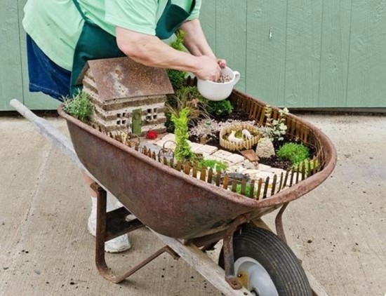fairy-garden-in-wheelbarrow-25_11 Приказна градина в количка