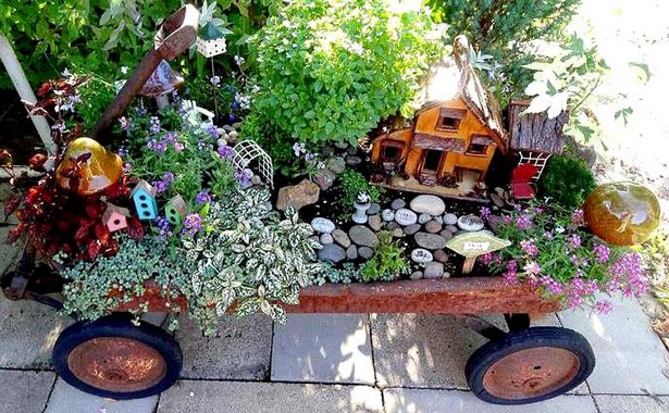 fairy-garden-in-wheelbarrow-25_17 Приказна градина в количка