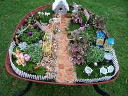 fairy-garden-in-wheelbarrow-25_19 Приказна градина в количка
