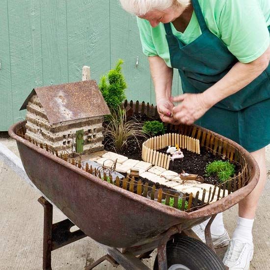 fairy-garden-in-wheelbarrow-25_2 Приказна градина в количка