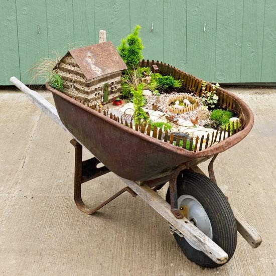 fairy-garden-in-wheelbarrow-25_20 Приказна градина в количка