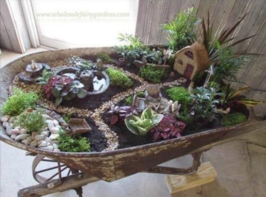 fairy-garden-in-wheelbarrow-25_3 Приказна градина в количка