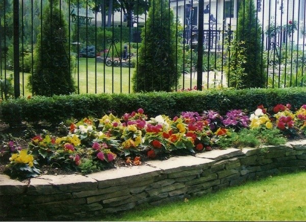 landscaping-flower-beds-with-stones-40_9 Озеленяване цветни лехи с камъни