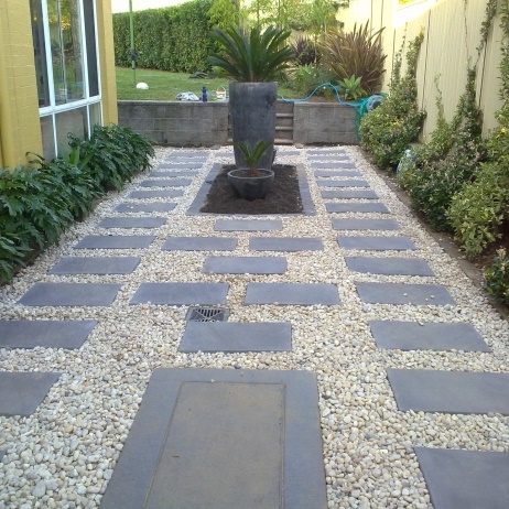 garden-designs-with-pebbles-and-pavers-90_18 Градински дизайн с камъчета и павета