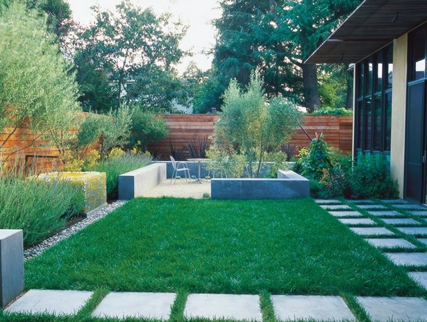 small-garden-design-ideas-with-lawn-93 Малки Градински дизайнерски идеи с морава