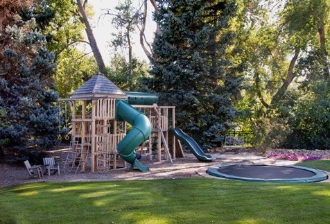 backyard-with-pool-and-playground-91_3 Двор с басейн и детска площадка