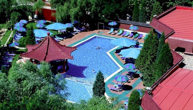 backyard-with-pool-and-playground-91_9 Двор с басейн и детска площадка