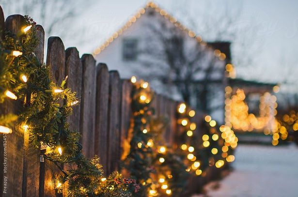 christmas-lights-on-fence-ideas-39_7 Коледни светлини върху идеи за ограда
