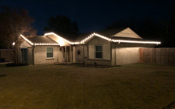 christmas-lights-on-front-of-house-17_12 Коледни лампички пред къщата