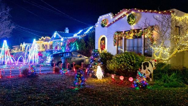 christmas-lights-on-front-of-house-17_13 Коледни лампички пред къщата