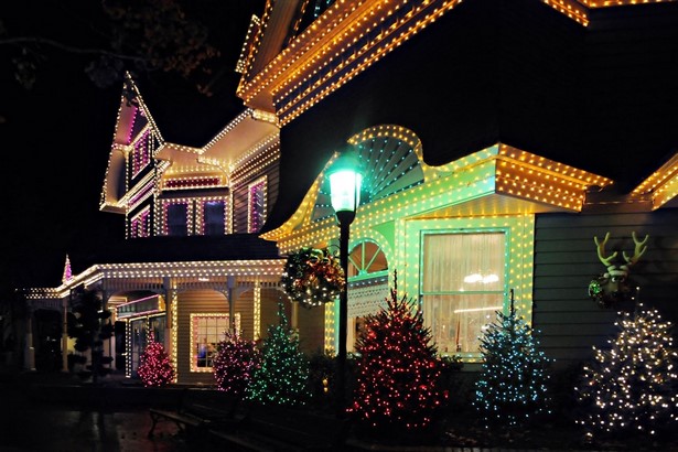 christmas-lights-on-front-of-house-17_3 Коледни лампички пред къщата