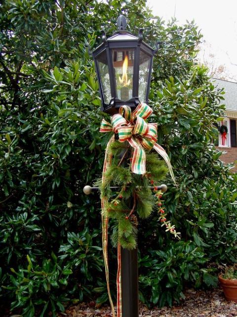 ideas-for-decorating-outdoor-lamp-post-for-christmas-26_13 Идеи за декориране на открит лампа за Коледа
