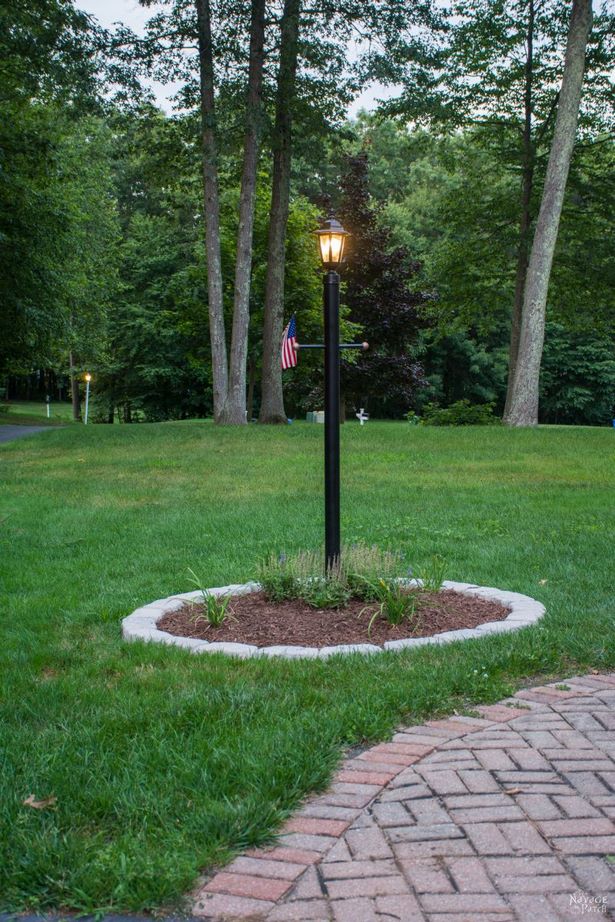 landscaping-ideas-around-light-pole-21_19 Идеи за озеленяване около светлинния стълб