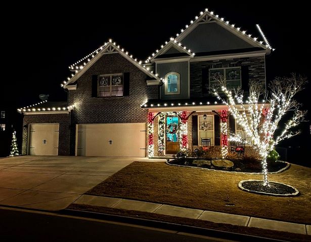 outdoor-christmas-light-decorators-49 Външна Коледна светлина декоратори