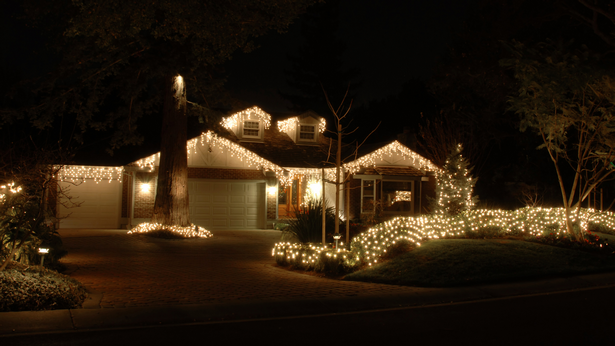 outdoor-christmas-light-hanging-ideas-43 Открит Коледа светлина висящи идеи