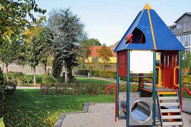 outdoor-play-equipment-for-small-backyards-77_9 Оборудване за игра На открито за малки дворове