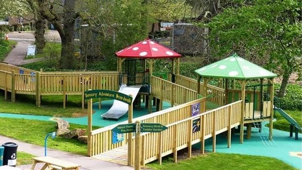 outdoor-play-equipment-for-small-gardens-00 Оборудване за игра На открито за малки градини