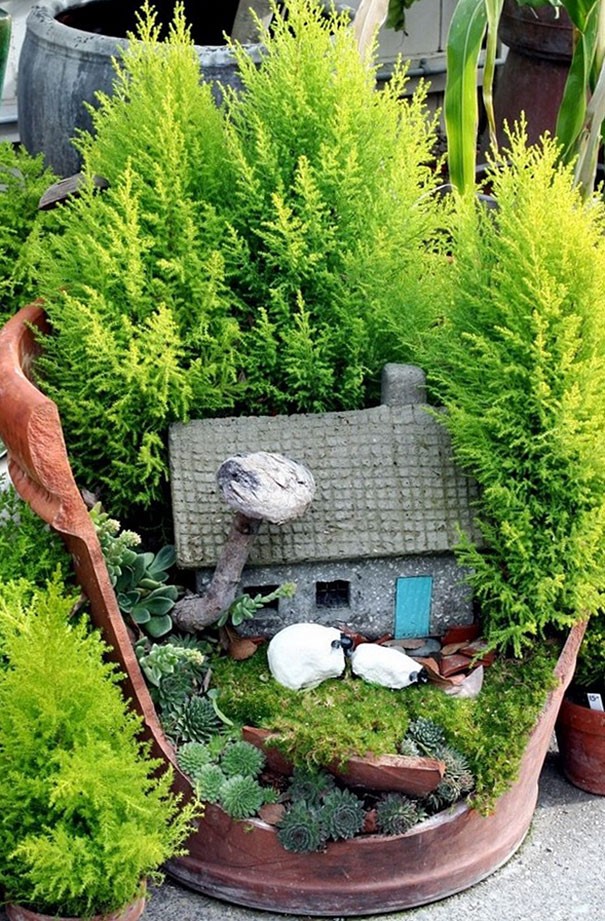 fairy-garden-in-broken-clay-pot-74_2 Приказна градина в счупена глинена саксия
