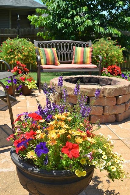 patio-flower-pots-ideas-63_8 Вътрешен двор саксии за цветя Идеи