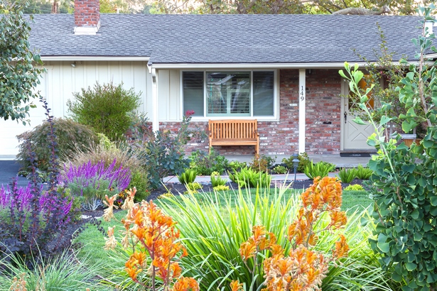 simple-front-yard-flower-bed-ideas-10_15 Прости идеи за цветни лехи на предния двор