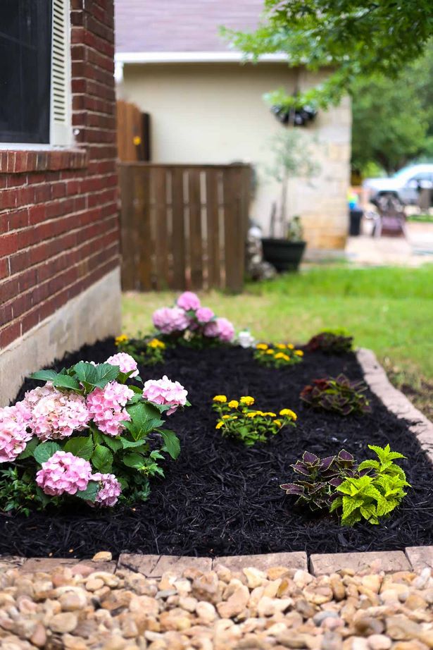 simple-front-yard-flower-bed-ideas-10_16 Прости идеи за цветни лехи на предния двор