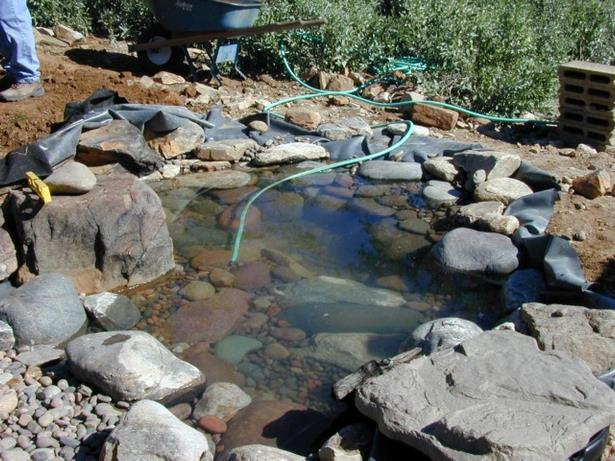 build-a-backyard-pond-and-waterfall-38 Изграждане на заден двор езерце и водопад