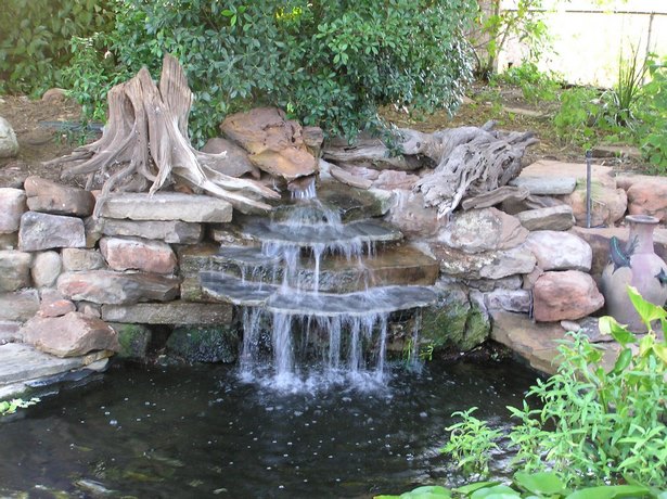 Изграждане на рибно езерце с водопад
