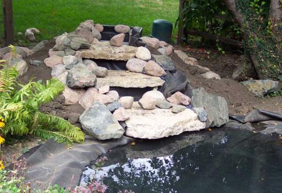 building-waterfall-for-pond-01_2 Изграждане на водопад за езерце