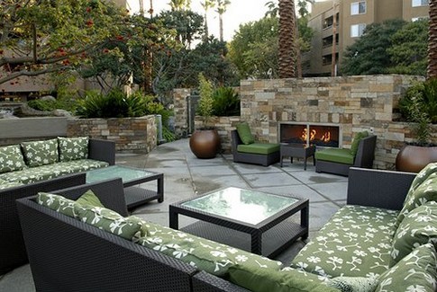 outdoor-patio-wall-ideas-36_4 Открит вътрешен двор идеи за стена
