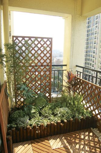 apartment-balcony-privacy-screen-ideas-47_18 Апартамент балкон идеи за Екран за поверителност