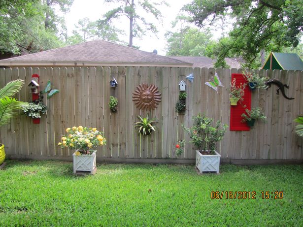 backyard-wooden-fence-decorating-ideas-43_12 Заден двор дървена ограда декоративни идеи