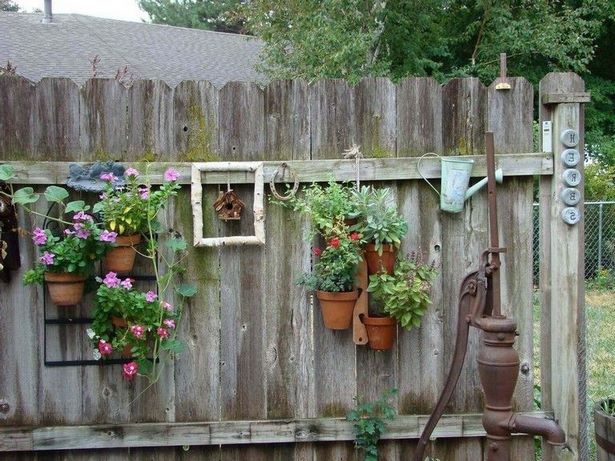 backyard-wooden-fence-decorating-ideas-43_13 Заден двор дървена ограда декоративни идеи