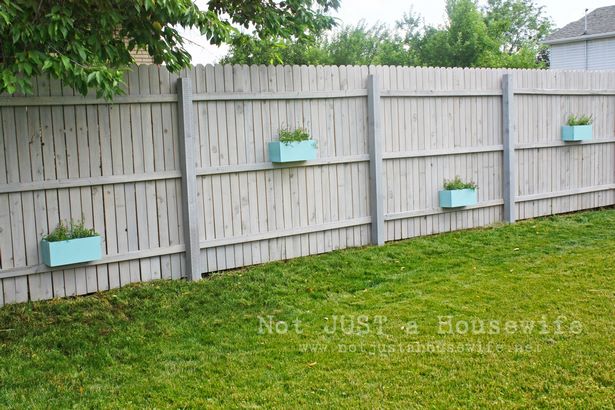 backyard-wooden-fence-decorating-ideas-43_6 Заден двор дървена ограда декоративни идеи