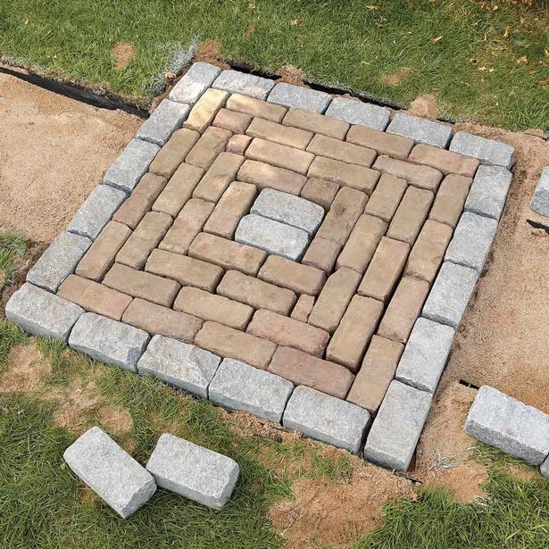 build-a-brick-pathway-in-the-garden-18_13 Изграждане на тухлена пътека в градината
