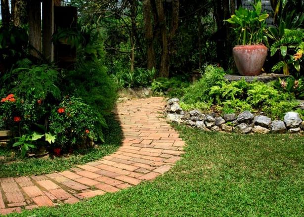 build-a-brick-pathway-in-the-garden-18_16 Изграждане на тухлена пътека в градината