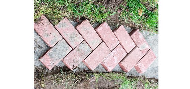 build-a-brick-pathway-in-the-garden-18_4 Изграждане на тухлена пътека в градината