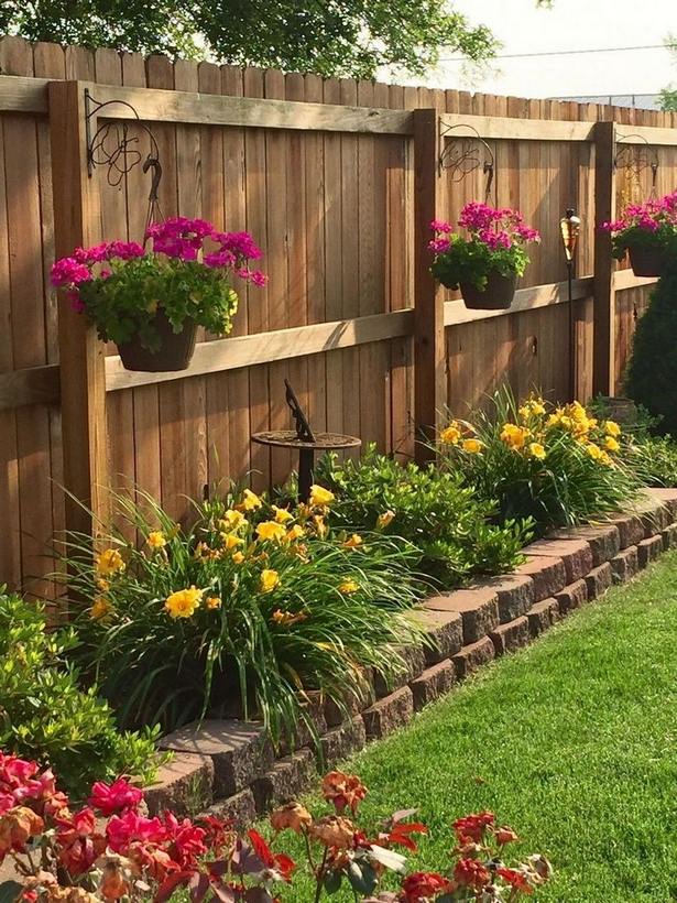 ideas-for-decorating-outdoor-fence-35 Идеи за декориране на външна ограда