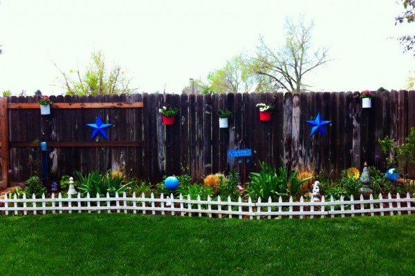 ideas-to-decorate-backyard-fence-92_15 Идеи за украса на задния двор ограда