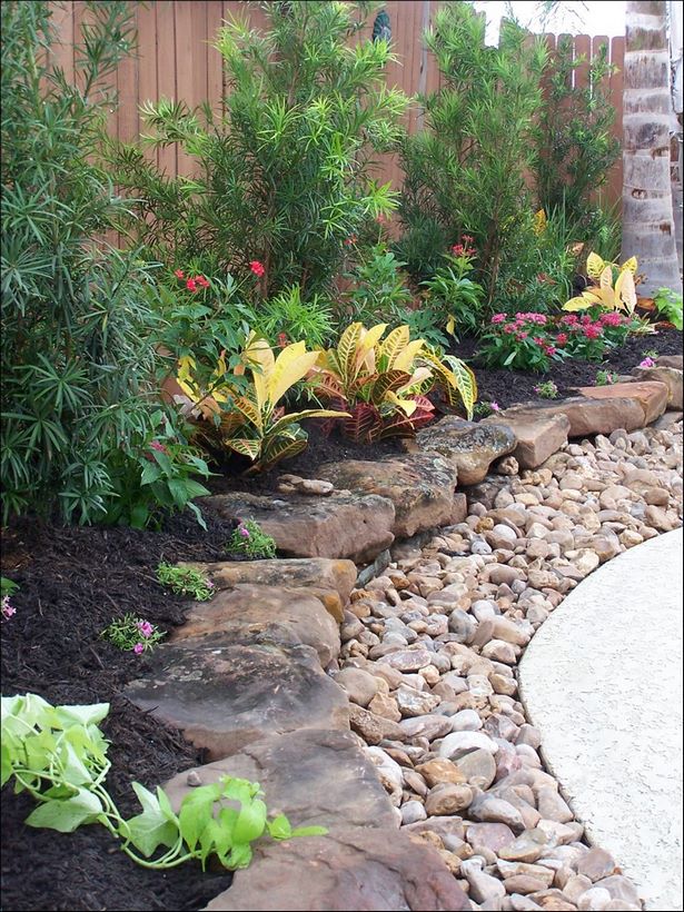 landscaping-ideas-for-backyard-with-rocks-15_15 Озеленяване идеи за заден двор с камъни