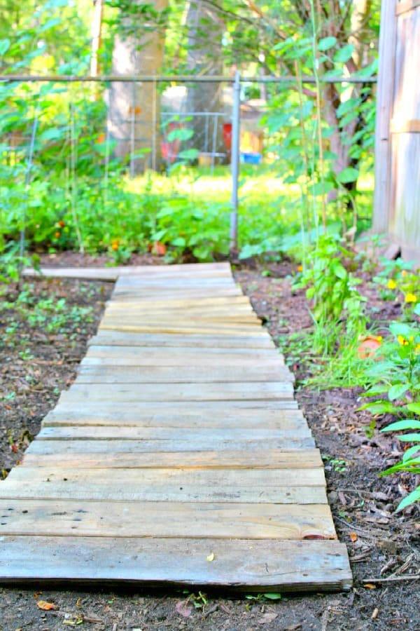 pallet-wood-garden-walkway-33_13 Палетна дървена градинска пътека